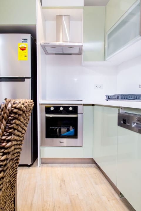 Deluxe Apartment | Private kitchen | Full-size fridge, microwave, oven, stovetop