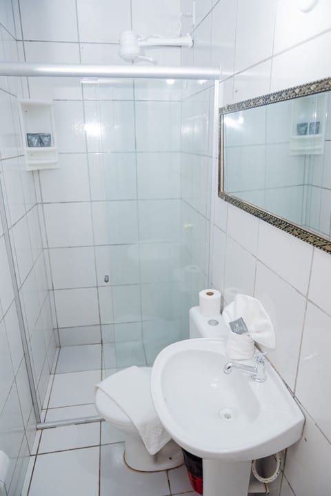 Standard Triple Room | Bathroom | Shower, free toiletries, towels