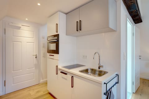 Studio Suite (408) | Private kitchen | Full-size fridge, oven, stovetop, electric kettle