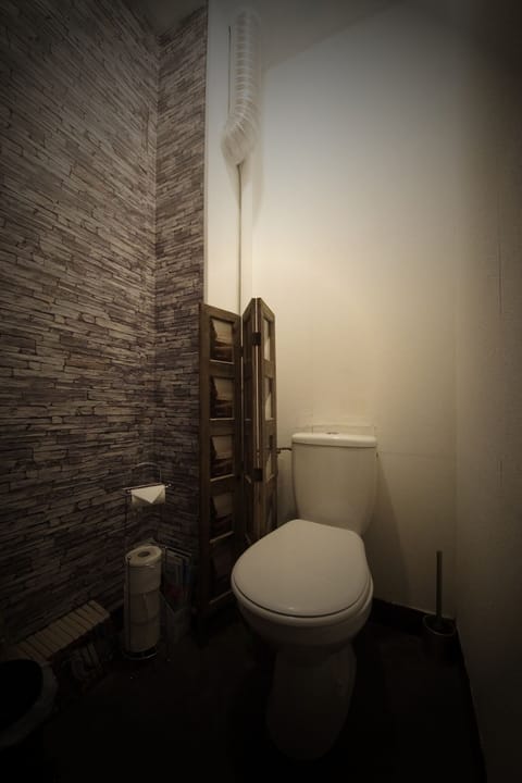 Double Room | Bathroom | Towels, soap, shampoo, toilet paper