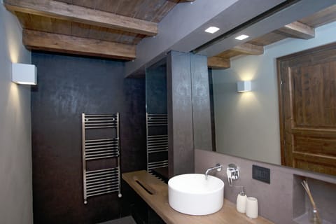 Deluxe Suite, 1 King Bed with Sofa bed, Non Smoking | Bathroom | Shower, hair dryer, bidet, towels