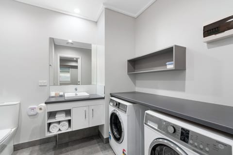 One Bedroom Apartment | Bathroom | Shower, free toiletries, hair dryer, towels