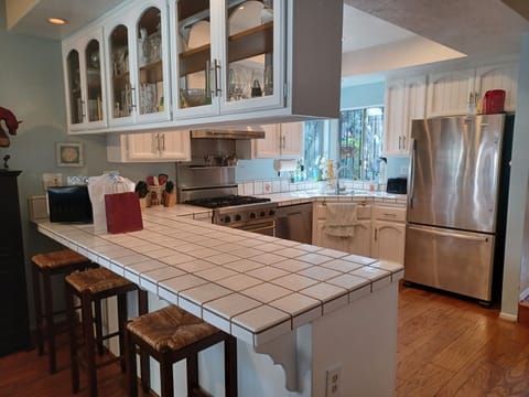 Fully-equipped kitchen with dine at counter top