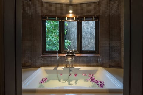 Grand Villa | Deep soaking bathtub