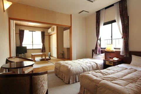 Japanese Western Style Room | Minibar, in-room safe, desk, soundproofing