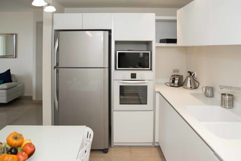 Full-size fridge, microwave, oven, stovetop