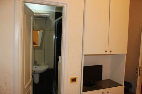 Double or Twin Room with Sea View | Bathroom | Shower, free toiletries, hair dryer, bidet