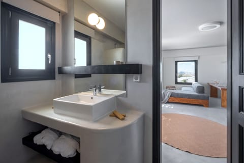 Superior Double Room, Sea View. | Bathroom | Shower, free toiletries, hair dryer, bathrobes