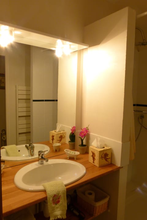 Classic Double Room, Ensuite (3 épis) | Bathroom | Shower, rainfall showerhead, free toiletries, hair dryer