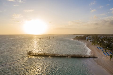 On the beach, white sand, free beach shuttle, 5 beach bars