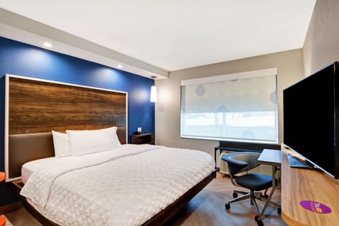 Room, 1 King Bed | Desk, laptop workspace, iron/ironing board, free WiFi