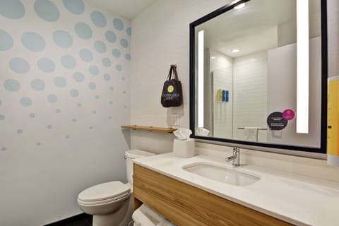 Room, 1 King Bed | Bathroom | Shower, free toiletries, bathrobes, towels