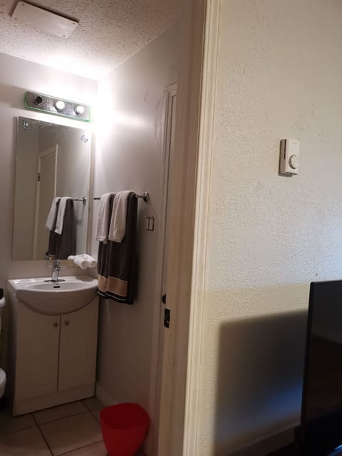 Family Suite, Non Smoking | Bathroom | Combined shower/tub, towels