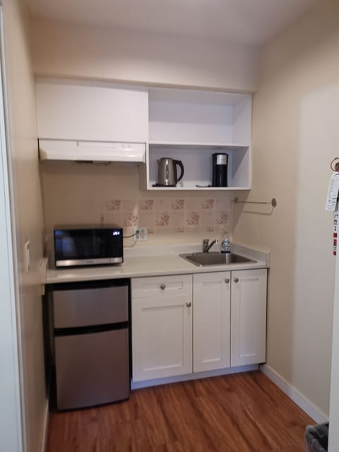 Double Room, 2 Queen Beds, Non Smoking | Private kitchen