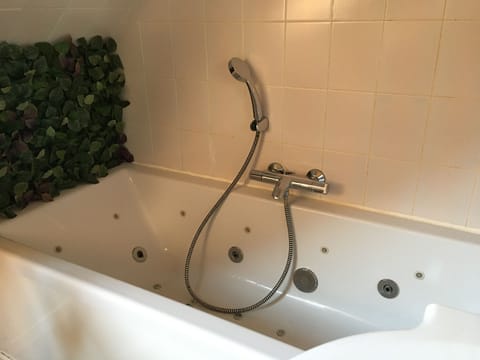 Family Room, 2 Bedrooms, Hot Tub, Garden Area | Bathroom | Combined shower/tub, free toiletries, hair dryer, bathrobes