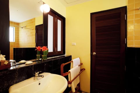 Standard Room | Bathroom | Hair dryer, towels, soap, shampoo