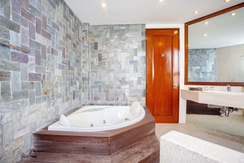 2 Bedroom Oceanview Executive | Deep soaking bathtub