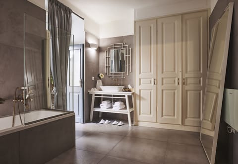 Senior Suite, Garden View (Queen Suite) | Bathroom | Free toiletries, hair dryer, bathrobes, slippers