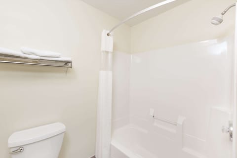 Combined shower/tub, free toiletries, hair dryer, towels