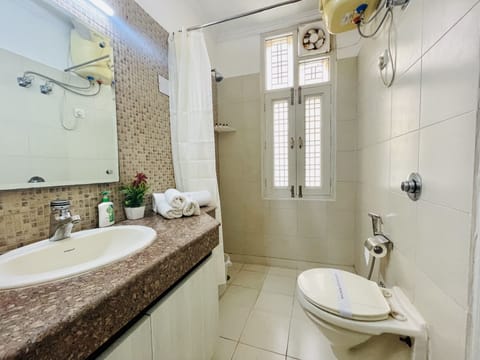 Superior Apartment, 1 Bedroom, Kitchen | Bathroom | Shower, free toiletries, hair dryer, bidet