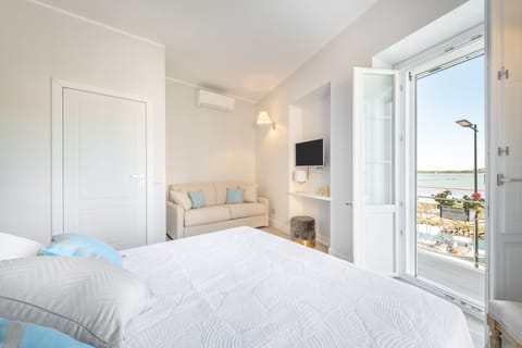 Superior Suite, Balcony, Canal View | Minibar, desk, soundproofing, free WiFi