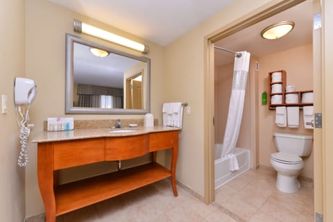 Jetted tub, free toiletries, hair dryer, towels