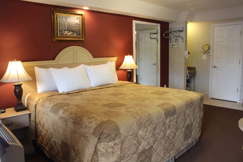 Premium Room, 1 Queen Bed, Non Smoking, Refrigerator & Microwave | Premium bedding, pillowtop beds, desk, blackout drapes