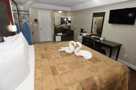 Deluxe Room, 1 King Bed, Non Smoking, Jetted Tub | Premium bedding, pillowtop beds, desk, blackout drapes