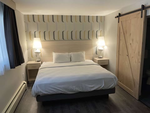 Suite, Multiple Beds, Non Smoking, Fireplace (not pet friendly) | 1 bedroom, iron/ironing board, free cribs/infant beds, rollaway beds