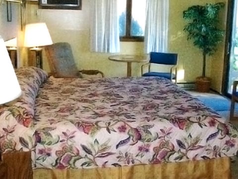 One queen bed non smoking | Iron/ironing board, rollaway beds, free WiFi, bed sheets