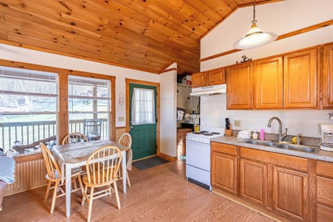 #4 - Gone Paddling Cabin | Private kitchen | Fridge, microwave, oven, stovetop