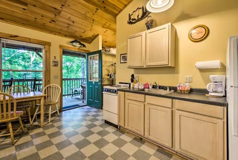 #1 - Gone Fishing Cabin | Private kitchen | Fridge, microwave, oven, stovetop