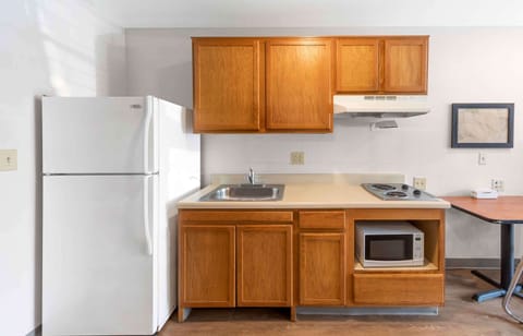 Standard Studio, 1 Double Bed, Non Smoking, Refrigerator & Microwave | Private kitchen | Full-size fridge, microwave, stovetop, freezer