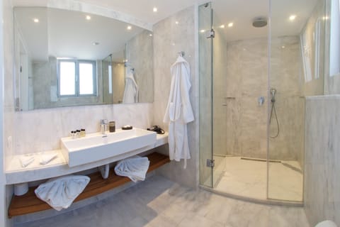 Master Suite with Outdoor Jetted Tub and Panoramic Sea view | Bathroom | Shower, free toiletries, hair dryer, bathrobes