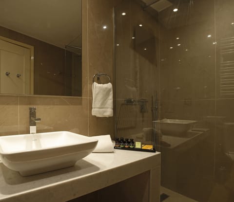 Classic Double Room (Special Offer) | Bathroom | Deep soaking tub, designer toiletries, hair dryer, bathrobes