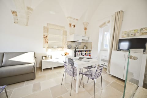 Deluxe Apartment, 2 Bedrooms, Terrace | In-room dining