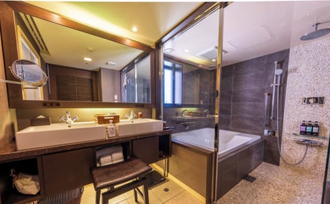 Premium Suite in Condo Bldg (Quadruple Occupancy) | Bathroom | Free toiletries, hair dryer, slippers, electronic bidet