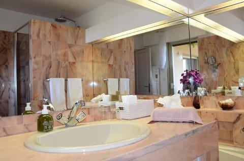 Suite, Balcony (Saint Clair) | Bathroom | Free toiletries, hair dryer, bathrobes, slippers