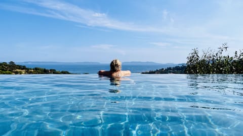 Outdoor pool, pool umbrellas, sun loungers