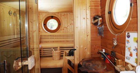 Roulotte, sauna | Bathroom | Free toiletries, hair dryer, bathrobes, slippers