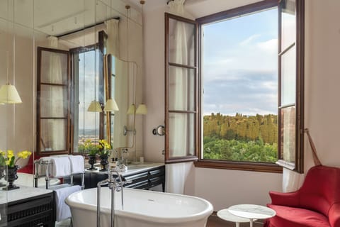 Suite Dome View | Bathroom | Rainfall showerhead, free toiletries, hair dryer, bathrobes