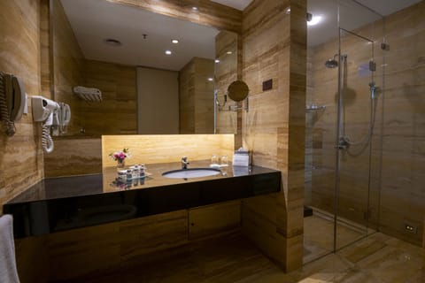 Suite | Bathroom | Separate tub and shower, jetted tub, hydromassage showerhead