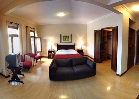 Suite | Minibar, desk, rollaway beds, free WiFi