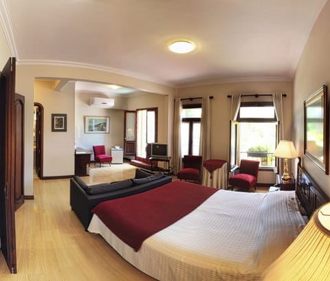 Suite | Minibar, desk, rollaway beds, free WiFi