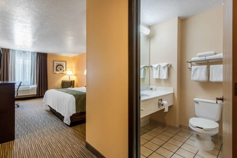 Room, 1 King Bed, Non Smoking | Bathroom | Bathtub, free toiletries, hair dryer, towels