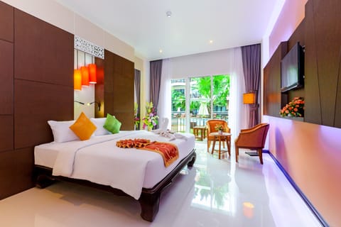 Grand Room, Pool View | Minibar, in-room safe, soundproofing, free WiFi