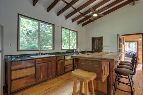 House, 2 Bedrooms, Garden View | Private kitchen