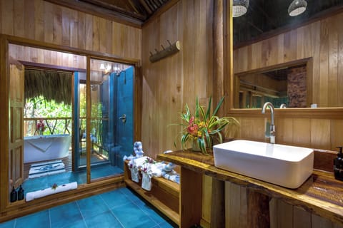 Premier Tree House | Bathroom | Separate tub and shower, free toiletries, bathrobes, towels