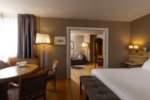 Deluxe Suite | Minibar, in-room safe, desk, soundproofing