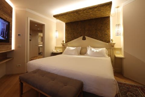 Deluxe Suite | Minibar, in-room safe, desk, soundproofing